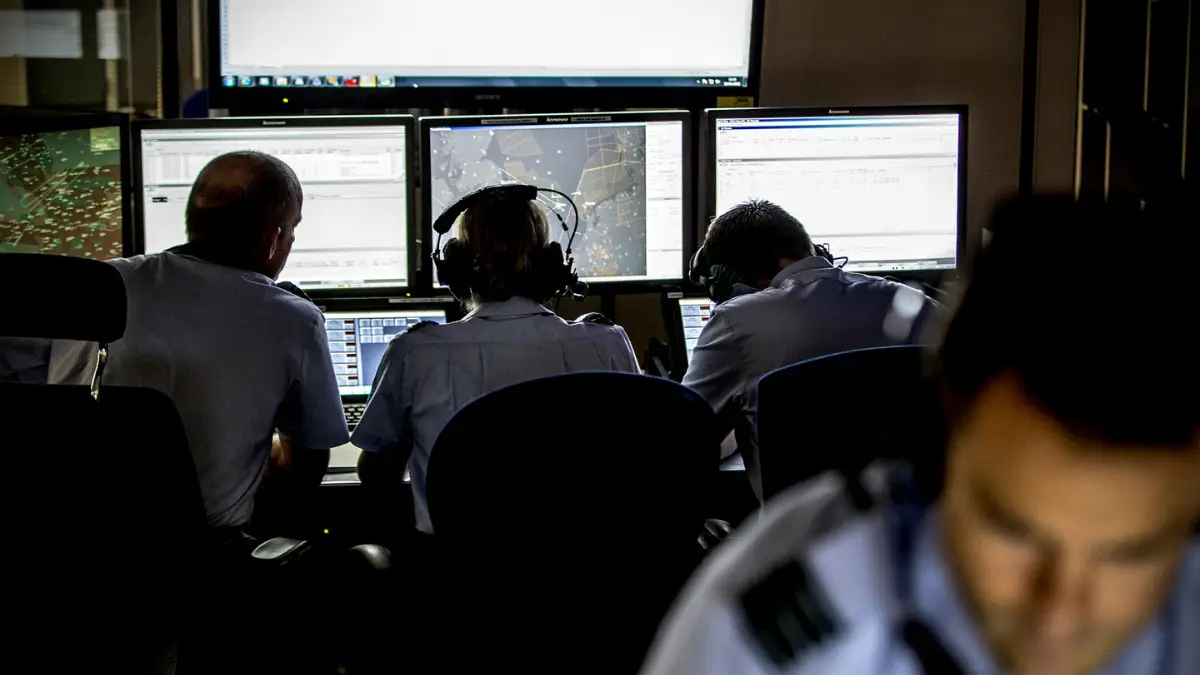 Defence operators monitoring multi-display systems in an operational control environment
